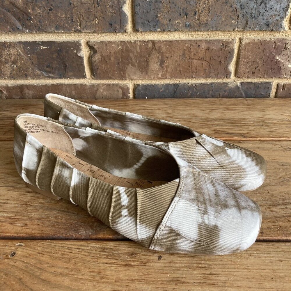 Korks Palmer Olive Green and White Tye Dye Fabric Flats Size 9